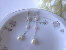 Load image into Gallery viewer, Pearl Station Chain Earrings Success