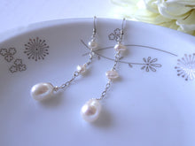 Load image into Gallery viewer, Pearl Station Chain Earrings Success