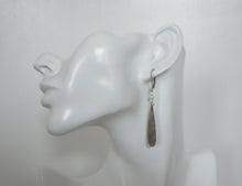 Load image into Gallery viewer, Textured metal drop earrings with pearl
