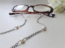 Load image into Gallery viewer, Pearls Sunglasses Chain, Silver Eyewear Jewelry