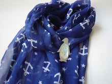 Load image into Gallery viewer, Penguin Brooch with Showl