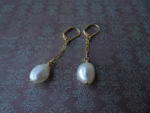Load image into Gallery viewer, Solitaire Pearl Chain Earrings