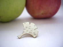 Load image into Gallery viewer, Ginkgo, Leaf Brooch Pin, Hat, Shawl, Sweater Pin, Woodland Accessory.
