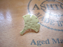 Load image into Gallery viewer, Ginkgo, Leaf Brooch Pin, Hat, Shawl, Sweater Pin, Woodland Accessory.