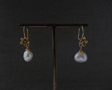 Load image into Gallery viewer, Flower and Pearl Gold Earrings