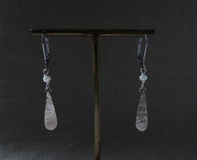 Load image into Gallery viewer, Textured metal drop earrings with pearl 