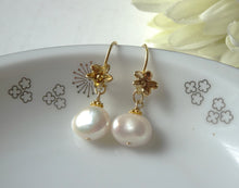 Load image into Gallery viewer, Flower and Pearl Gold Earrings