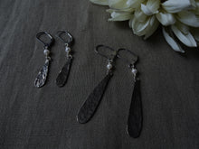 Load image into Gallery viewer, Textured metal drop earrings with pearl 