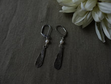 Load image into Gallery viewer, Textured metal drop earrings with pearl 