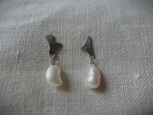 Load image into Gallery viewer, Pearl drop earrings, sustainable scrap metal  jewelry