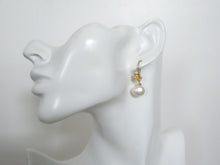 Load image into Gallery viewer, Flower and Pearl Gold Earrings