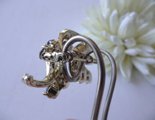 Load image into Gallery viewer, brooch attached on brooch converter