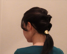 Load image into Gallery viewer, Minimalist Brass Hair Cuff, Hammered Oval Metal Hair Jewelry on hair