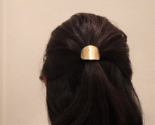 Load image into Gallery viewer, Minimalist Brass Hair Cuff, Hammered Oval Metal Hair Jewelry on model