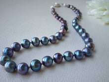 Load image into Gallery viewer, Peacock pearl necklace