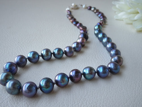 Peacock pearl necklace