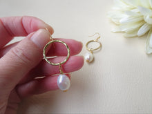 Load image into Gallery viewer, Gold Pearl Earirngs