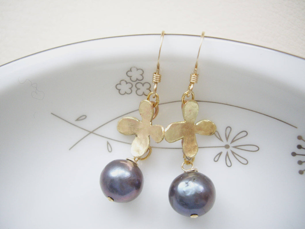 Gold Flower Earrings With Black Pearl.