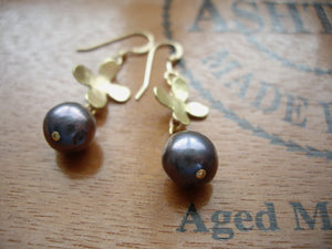 Gold Flower Earrings With Black Pearl.